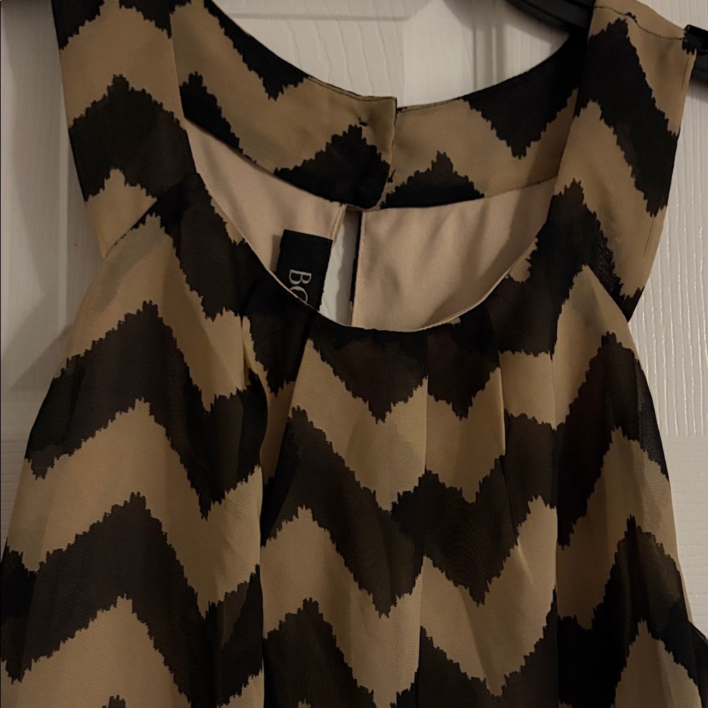 Chevron Pattern Sleeveless Top - Picture 2 of 4